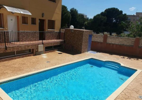 Bonita casa con piscina comunitaria a 100 metros del mar